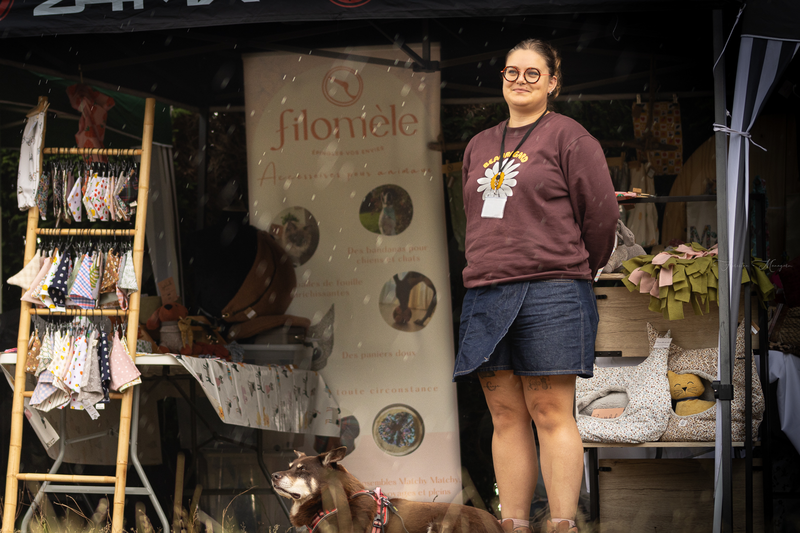 Emeline de chez Filomèle, devant son stand.