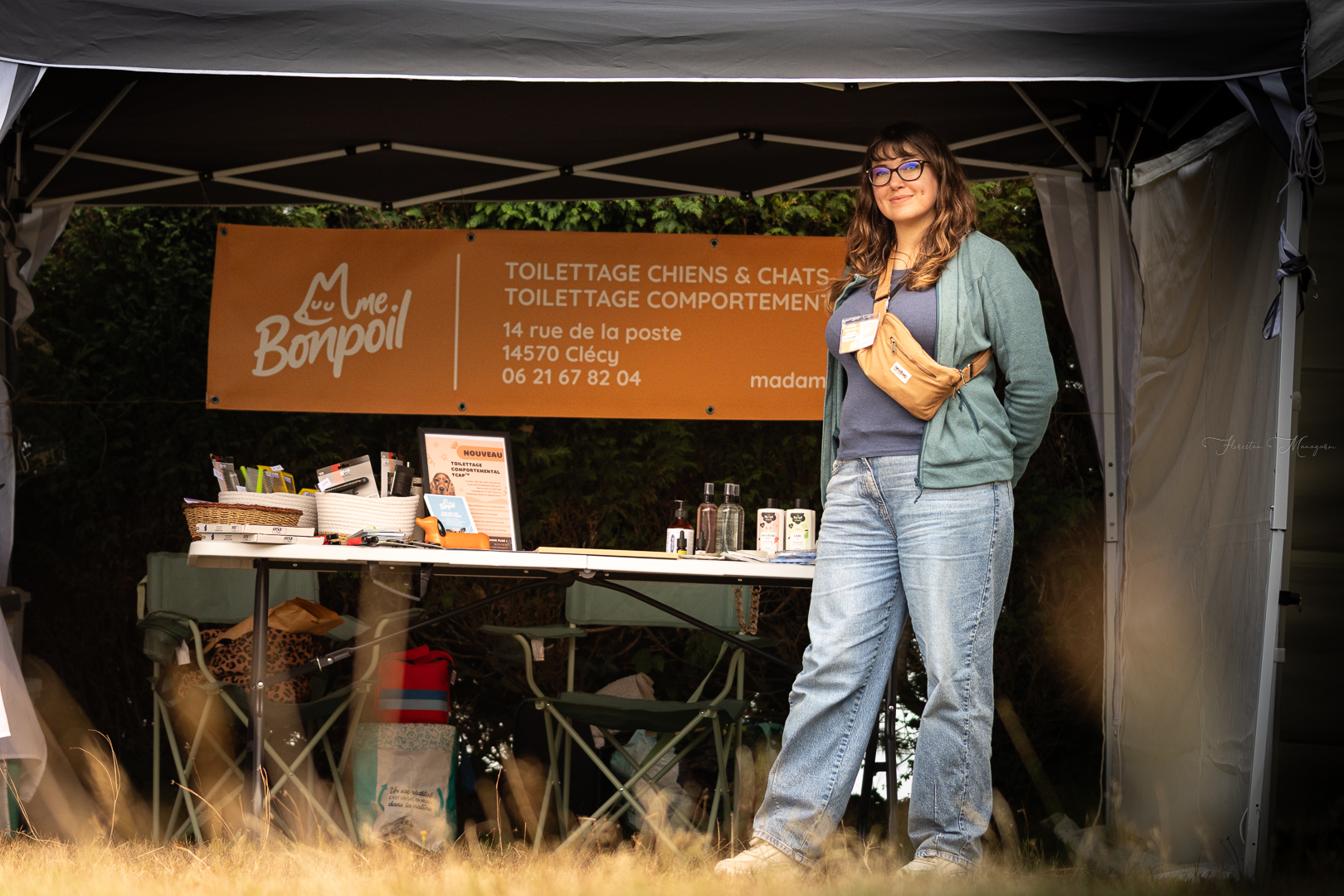 Madame Bonpoil devant son stand